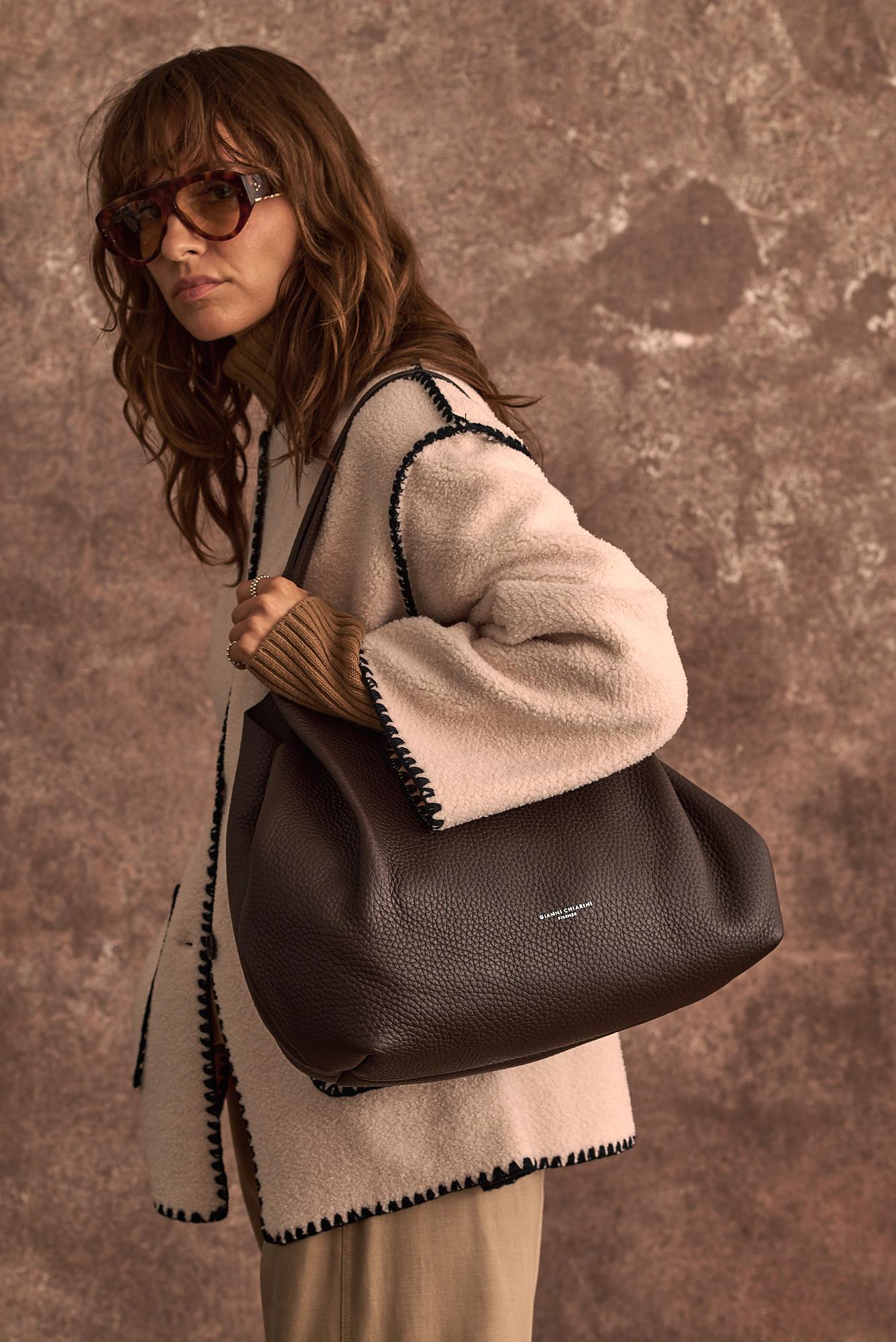 GIANNI CHIARINI Сумка DUA big из премиальной зернистой кожи оттенка эспрессо