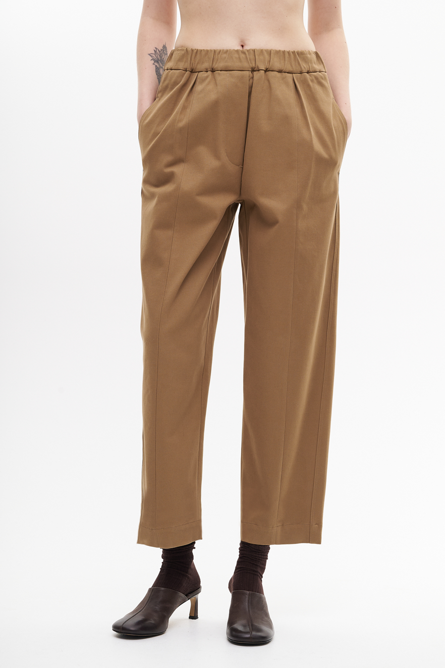 TELA Брюки с защипами на эластичном поясе из габардина оттенка кэмел