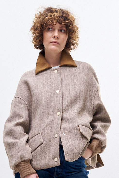 TELA Пальтовый бомбер из шерсти букле с контрастным воротником из нейлона