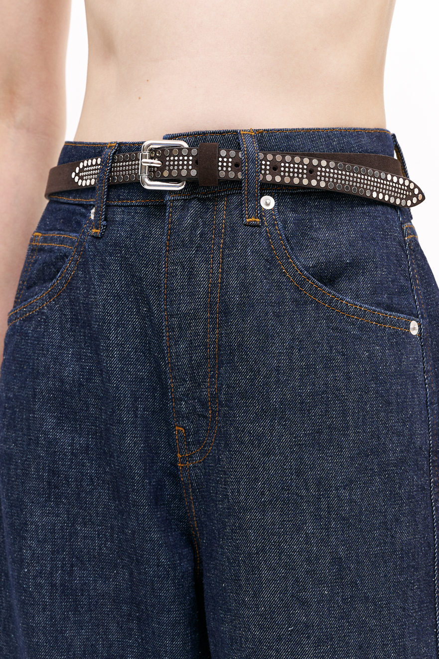 TELA Ремень из замши оттенка шоколада с декором в виде клепок