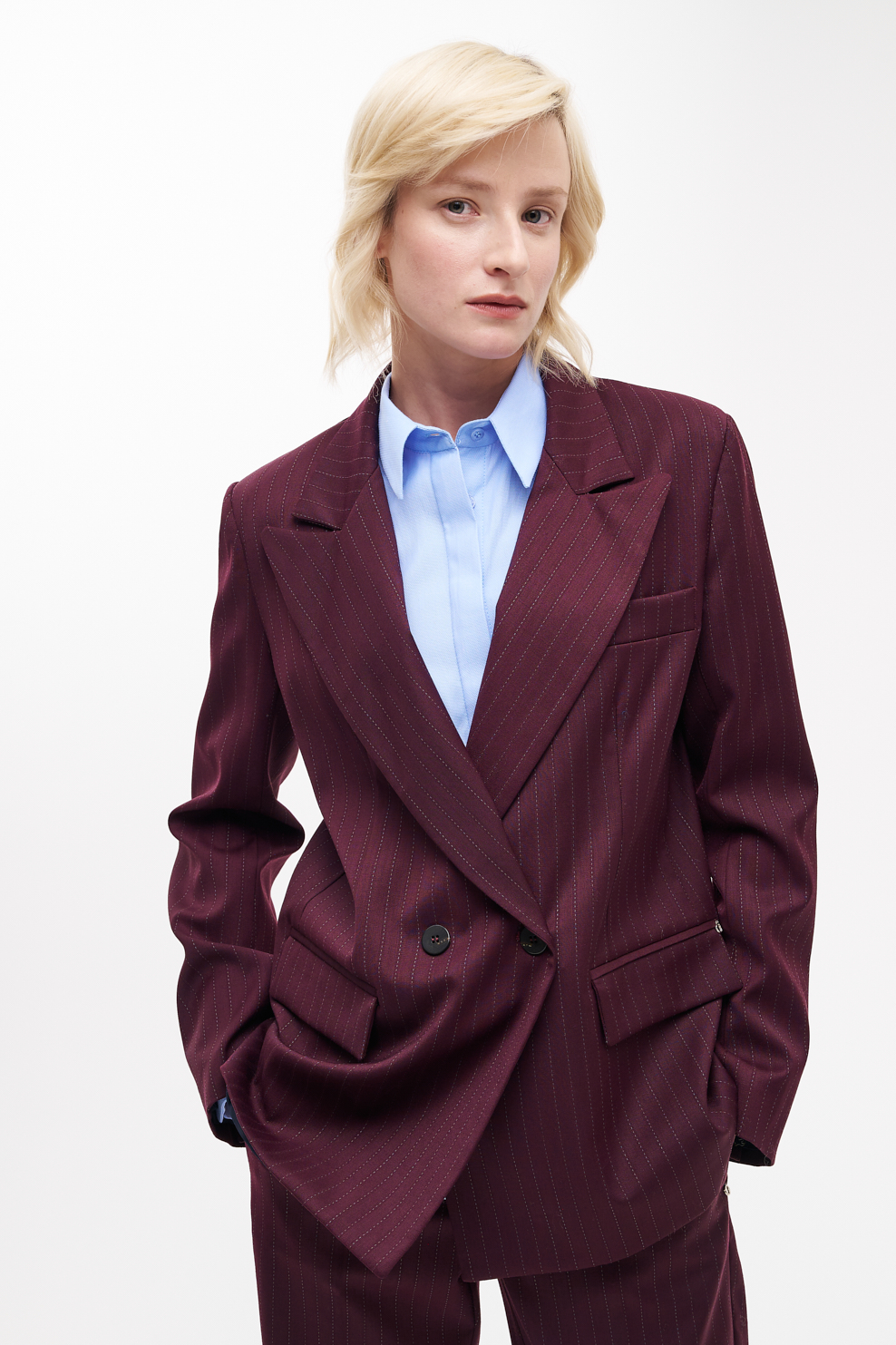 OTTOD'AME  Жакет двубортный полуприталенного кроя из костюмной шерсти с рисунком в полоску оттенка rouge noir