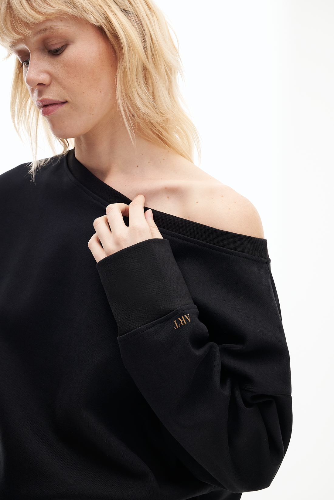 MERCÍ Лонгслив с воротом-бато из плотного хлопка черного цвета