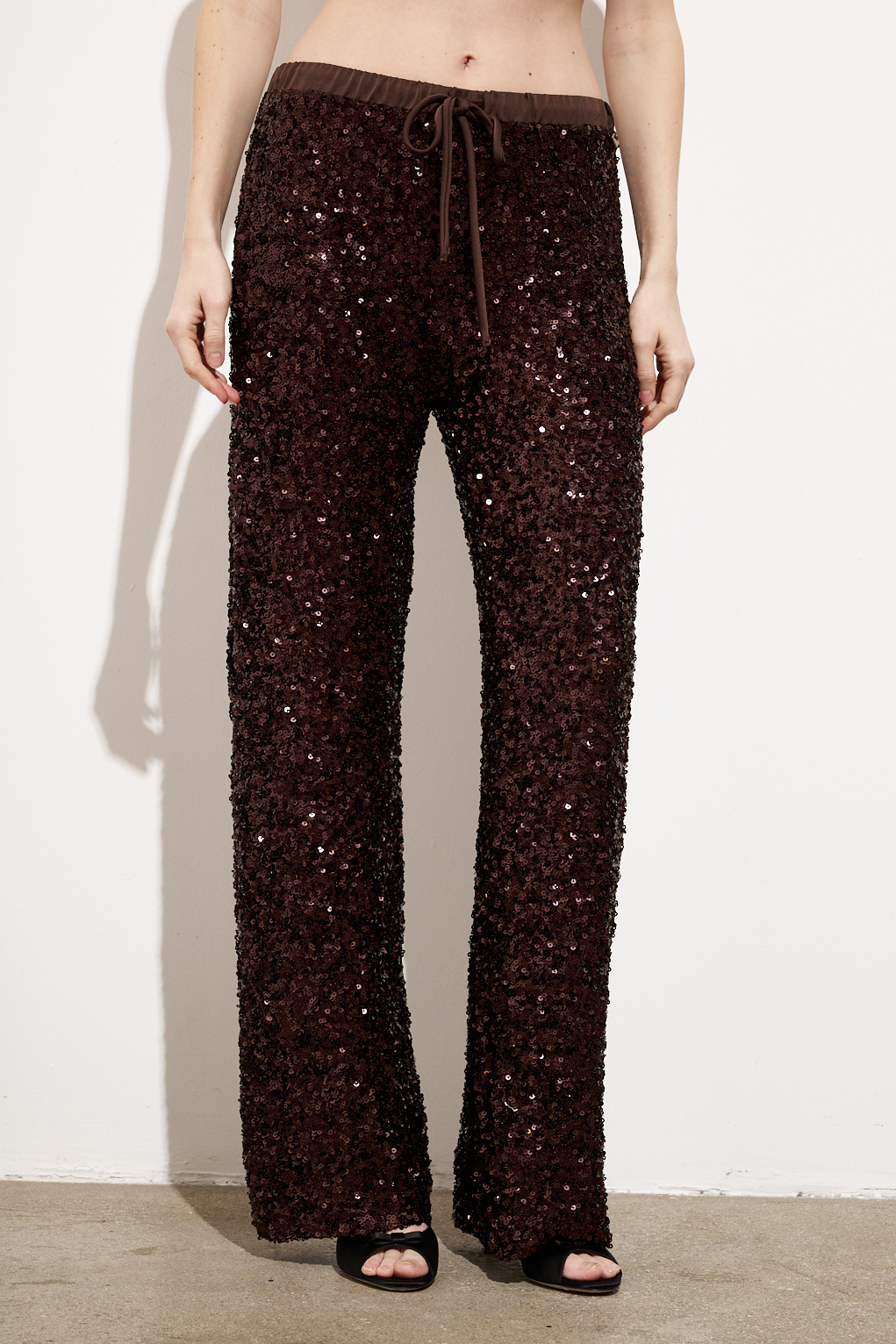 MEME ROAD Брюки на мягком атласном поясе из россыпи пайеток оттенка горького шоколада