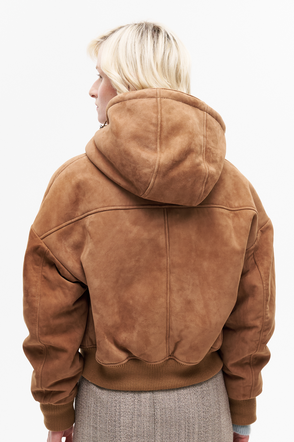 TELA Бомбер из дубленой овчины с капюшоном