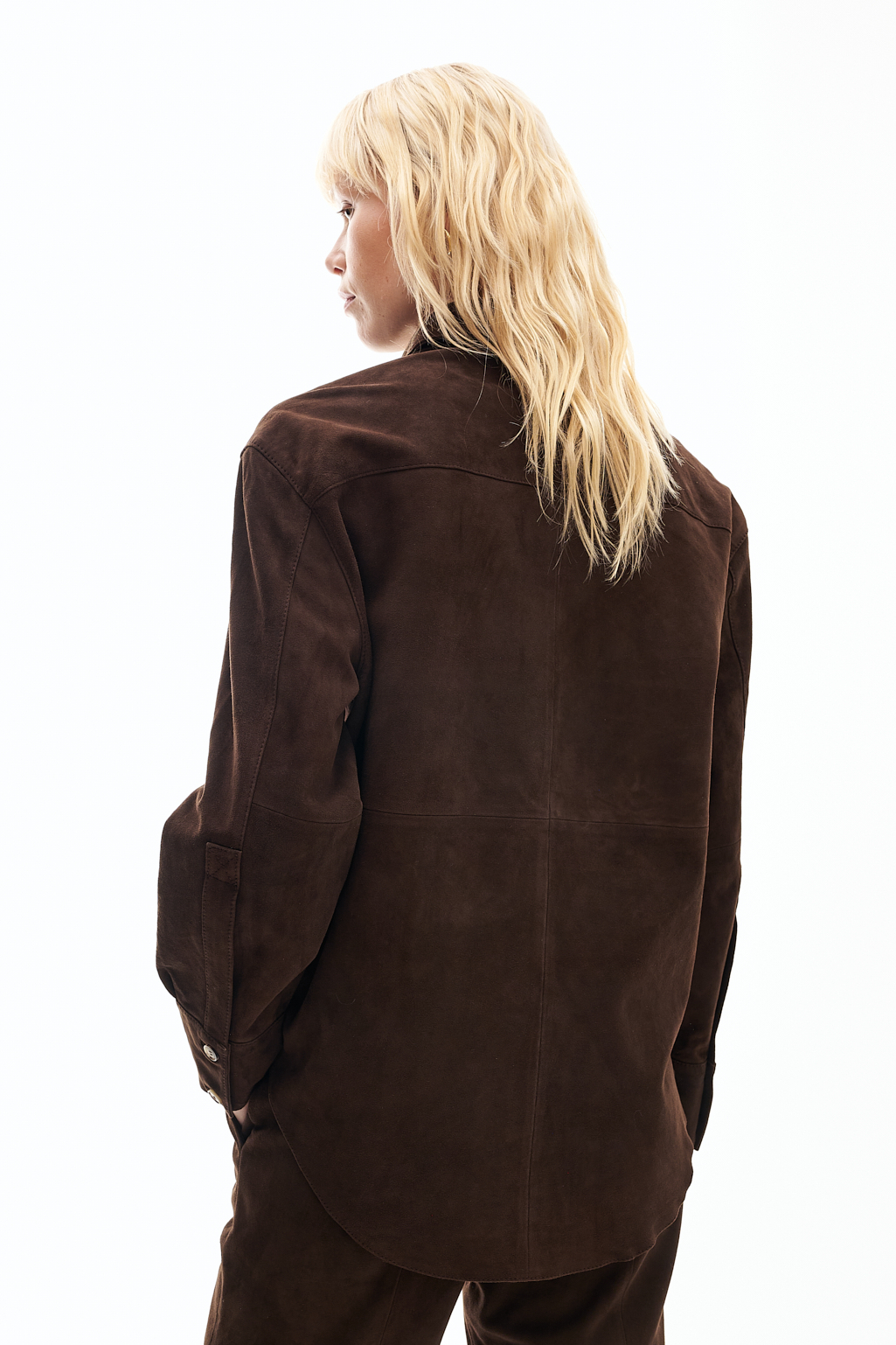 TELA Рубашка с накладными карманами из премиальной замши оттенка горького шоколада