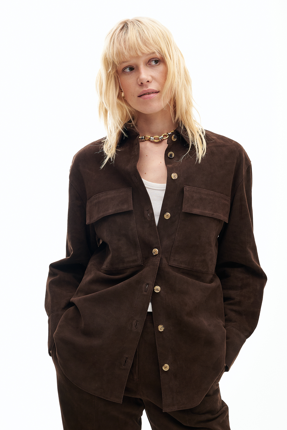 TELA Рубашка с накладными карманами из премиальной замши оттенка горького шоколада
