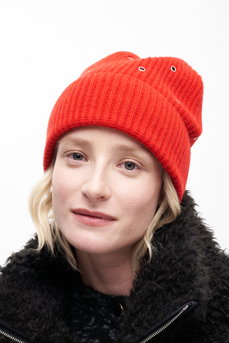 ROSEANNA Шапка BEANIE из бленда шерсти и кашемира оттенка rouge декорированная металлическими люверсами
