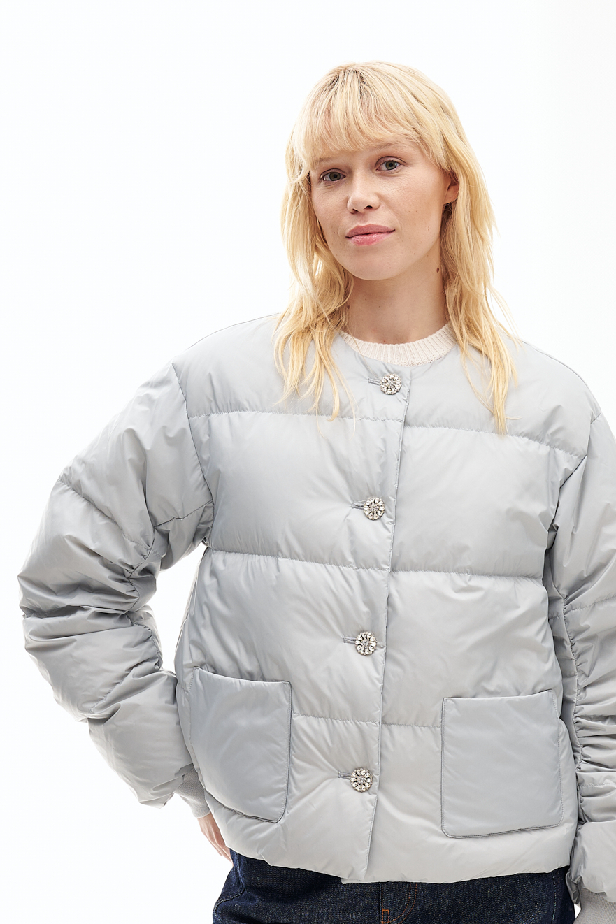 LEMPELIUS Пуховик-жакет OVA из шелковистого нейлона серо-жемчужного оттенка c мерцающими пуговицами