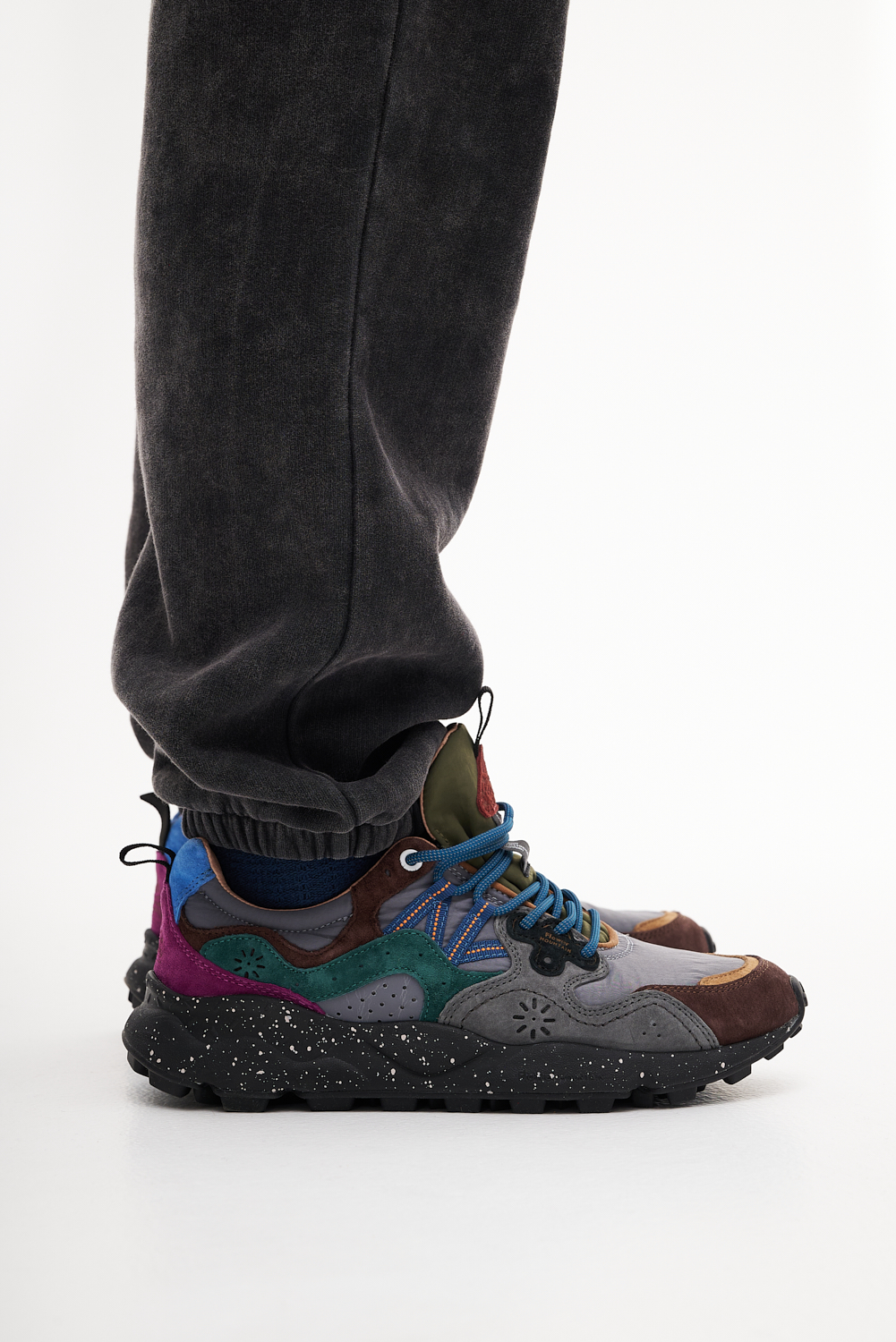 FLOWER MOUNTAIN Кроссовки треккинговые YAMANO 3 в комбинации замши и нейлона оттенка антрацит