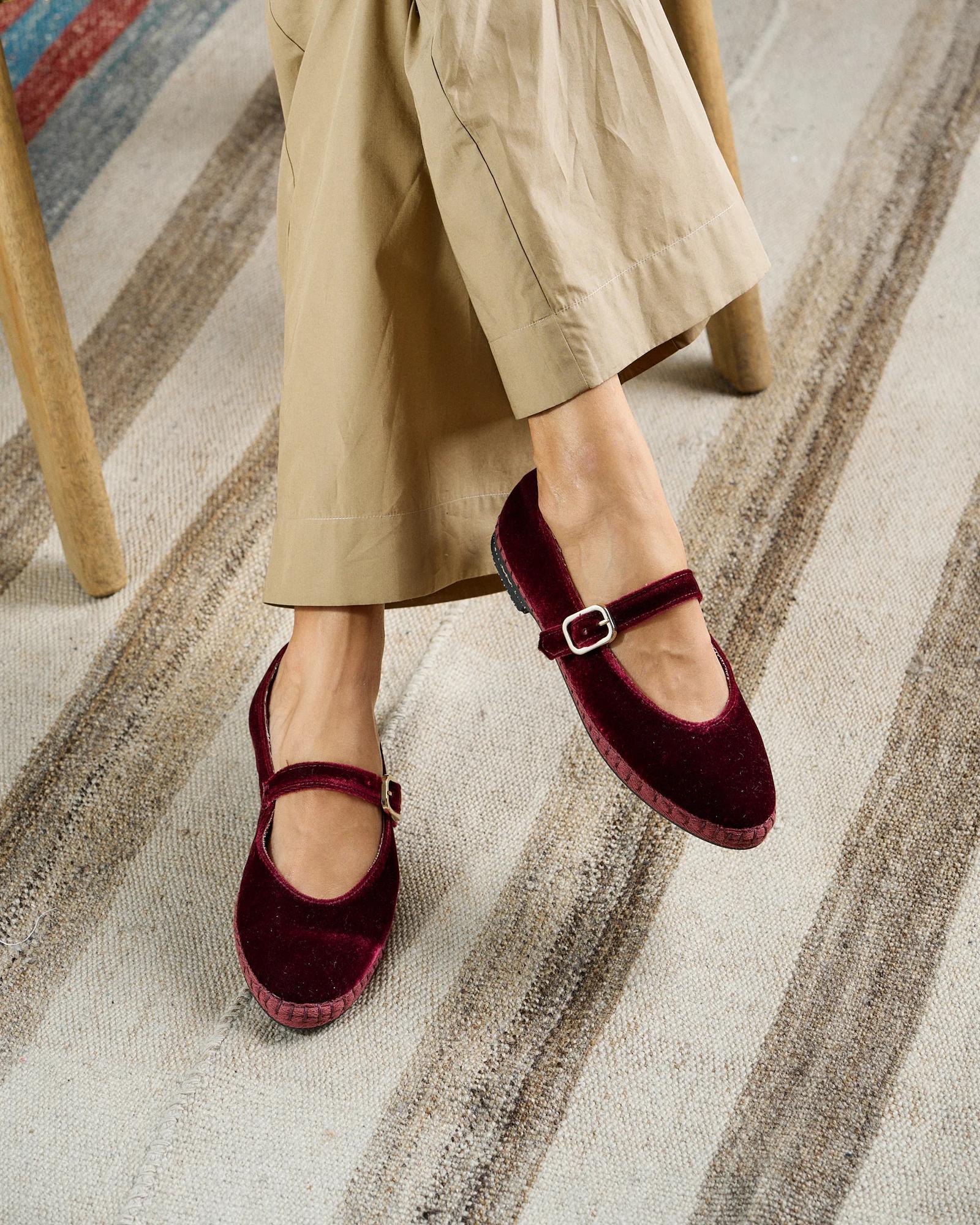 MANEBI  Мэри Джейн из  шелковистого бархата оттенка бордо.  Alex Rivière Studio x  Manebí