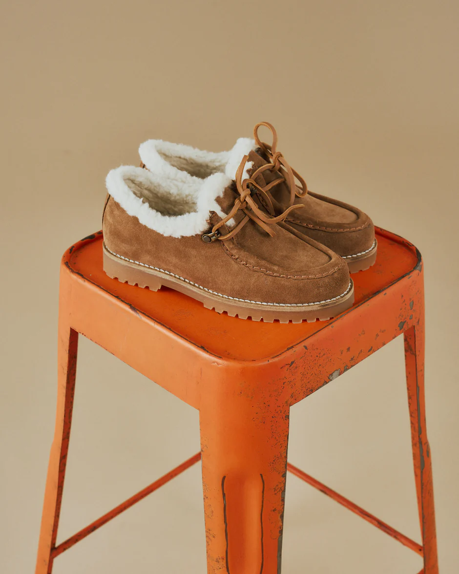 MANEBI  Топсайдеры Cortina из плотной замши миндального оттенка с внутренней отделкой из шерсти овчины