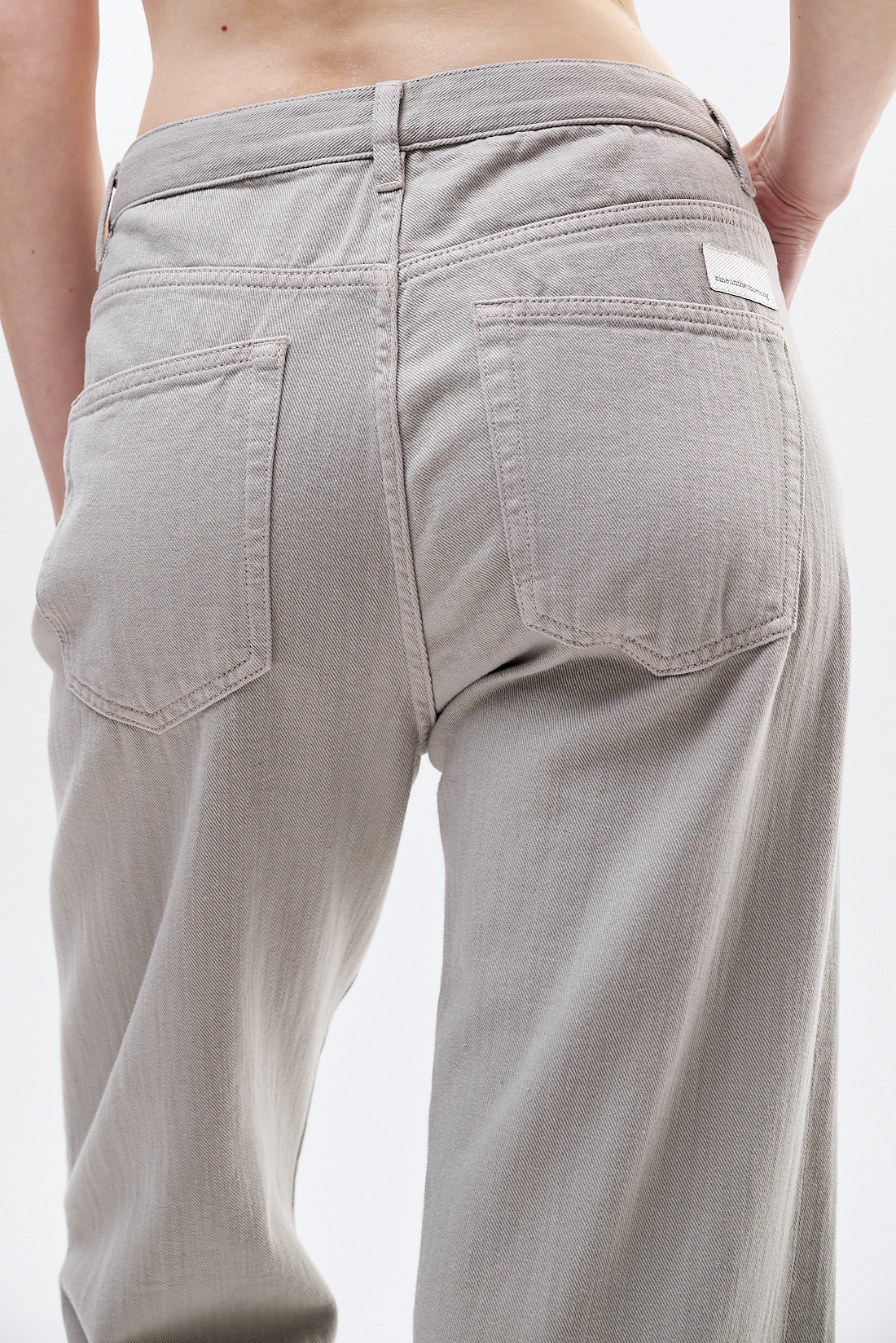 nine:inthe:morning Джинсы прямого кроя DEEPA из мягкого велюрового денима серо-жемчужного оттенка