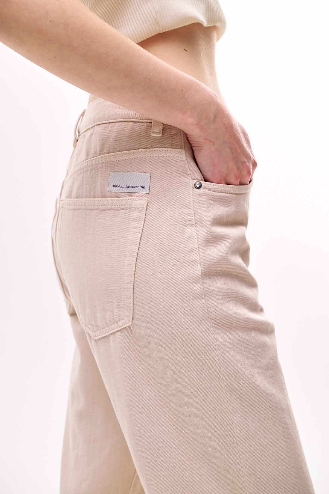 nine:inthe:morning Джинсы DEEPA прямого кроя из мягкого велюрового денима бежевого оттенка