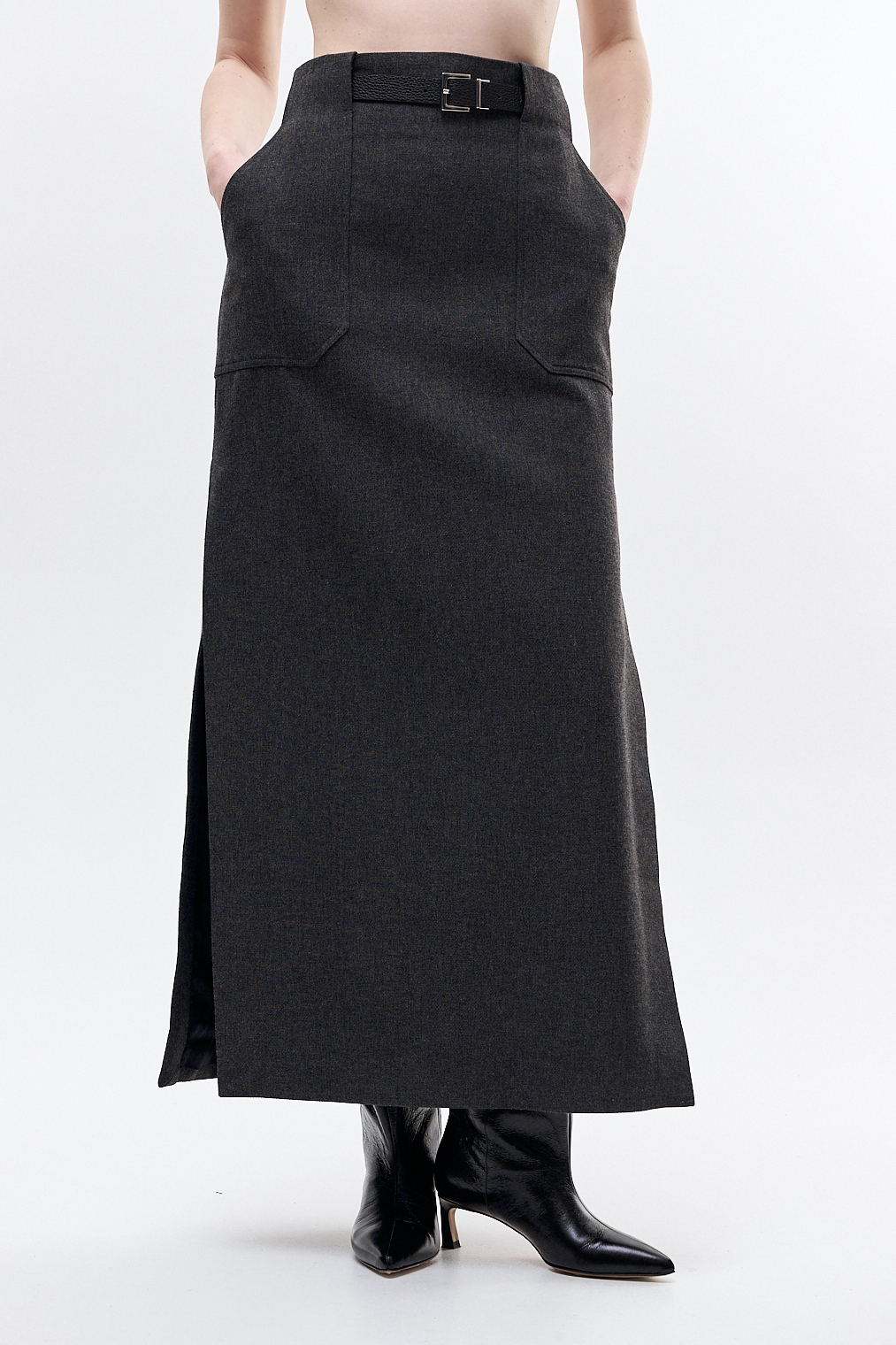 MARGAUX LONNBERG Юбка длины миди с фигурными карманами и боковыми разрезами из костюмной шерсти оттенка антрацит