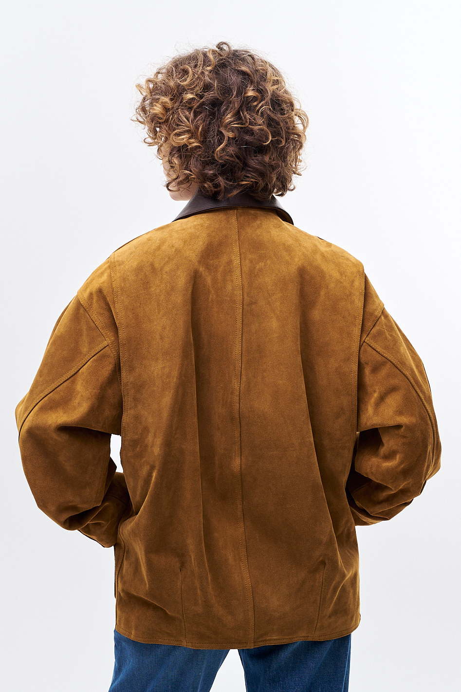 MARGAUX LONNBERG Куртка мужского кроя из натуральной замши оттенка сепии с контрастным воротником на утепленной подстежке