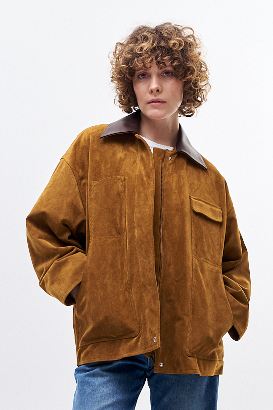 MARGAUX LONNBERG Куртка мужского кроя из натуральной замши оттенка сепии с контрастным воротником на утепленной подстежке