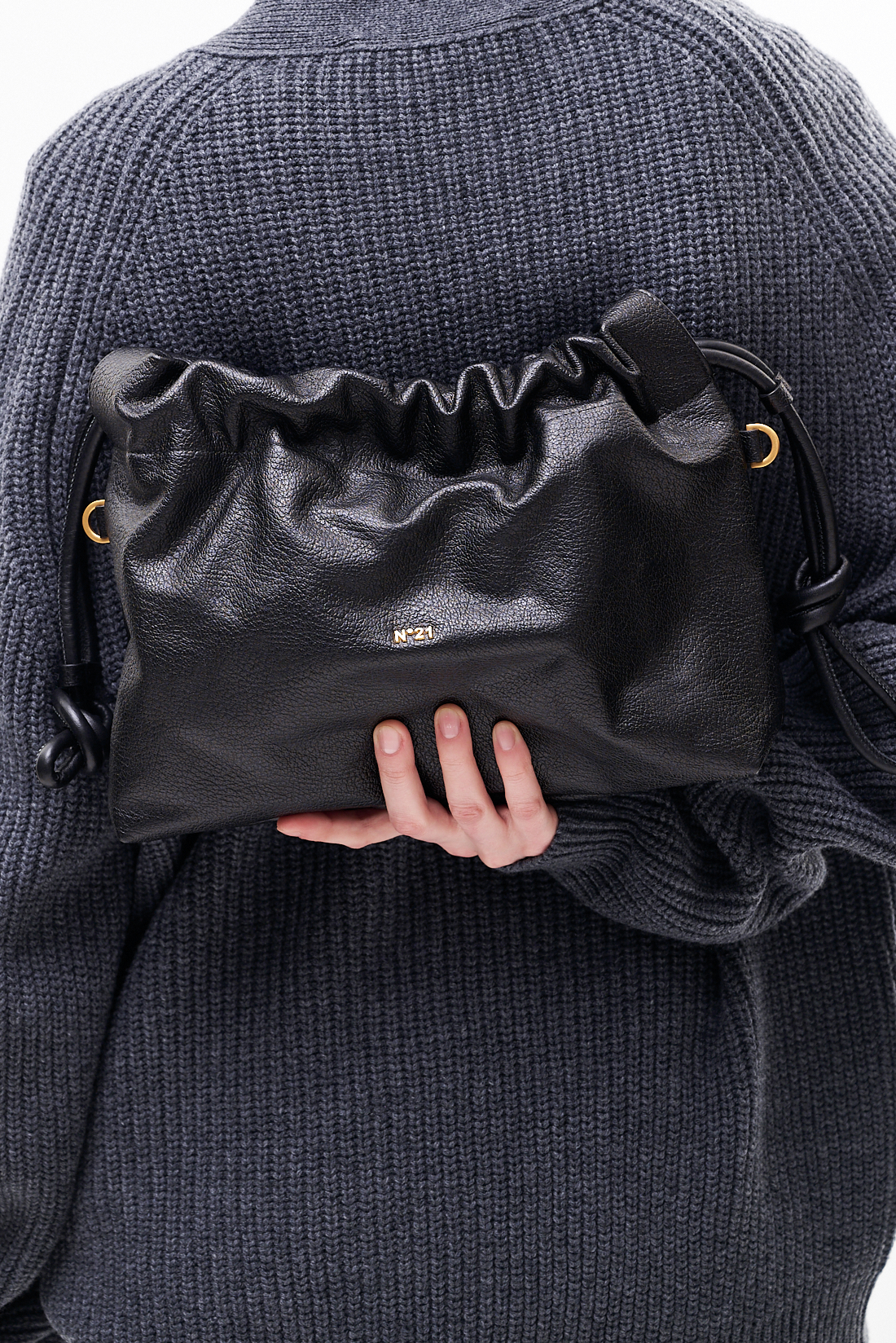 N21 Сумка EVA на кулиске из премиальной телячьей кожи черного оттенка