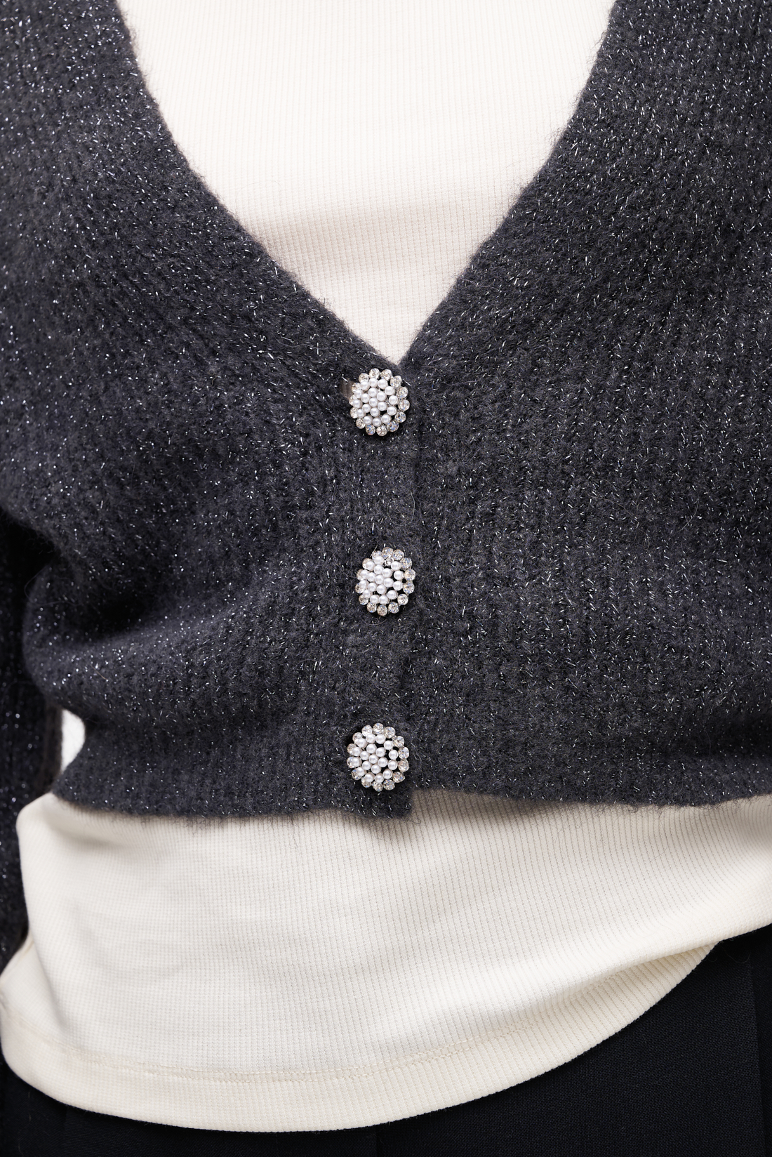 MEME ROAD Кардиган-кроп из мягкой шерсти с крупными пуговицами-стразами в сером оттенке