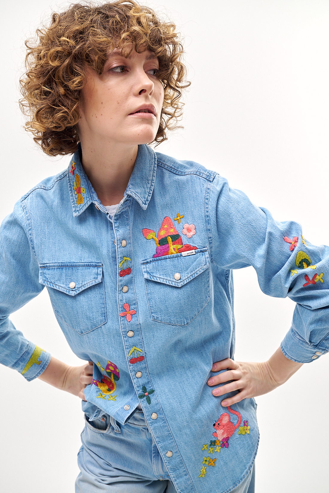 MOTHER Рубашка из денима The Honey с фантазийной вышивкой