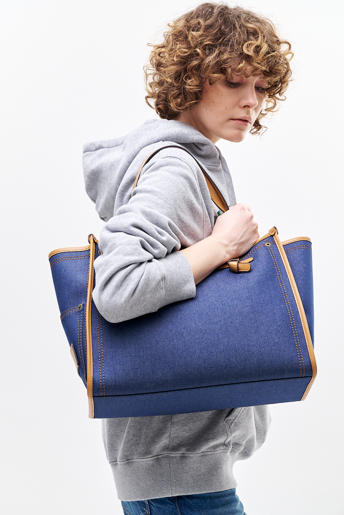 GIANNI CHIARINI  Сумка-тоут Marcella blue rebel из крафтового денима с прострочкой и кожаной отделкой оттенка карамели