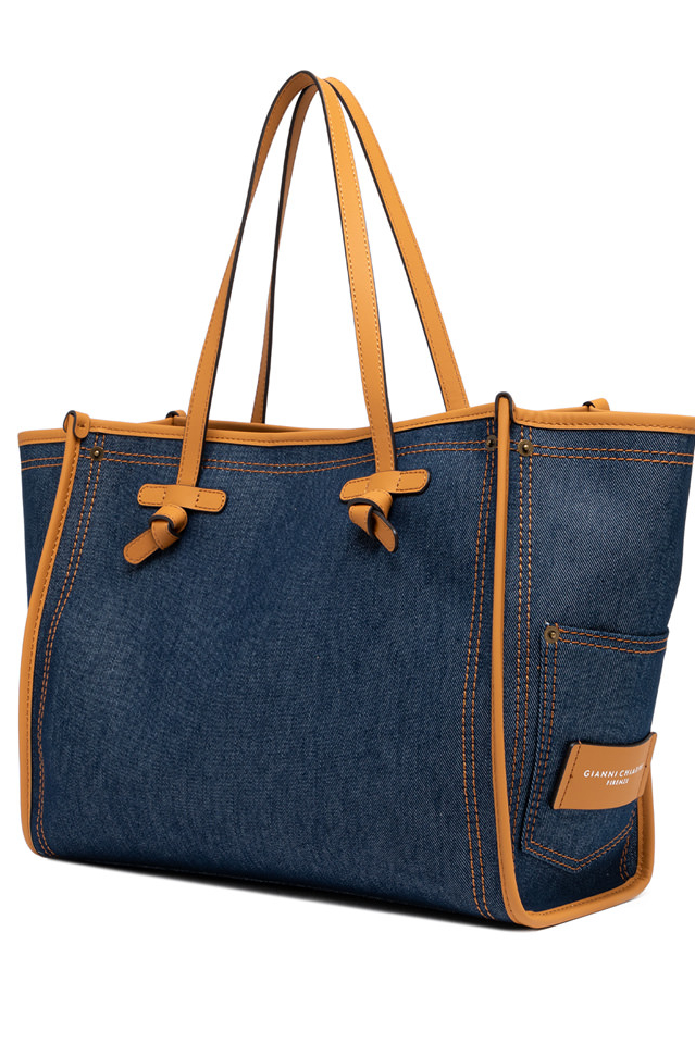 GIANNI CHIARINI  Сумка-тоут Marcella blue rebel из крафтового денима с прострочкой и кожаной отделкой оттенка карамели