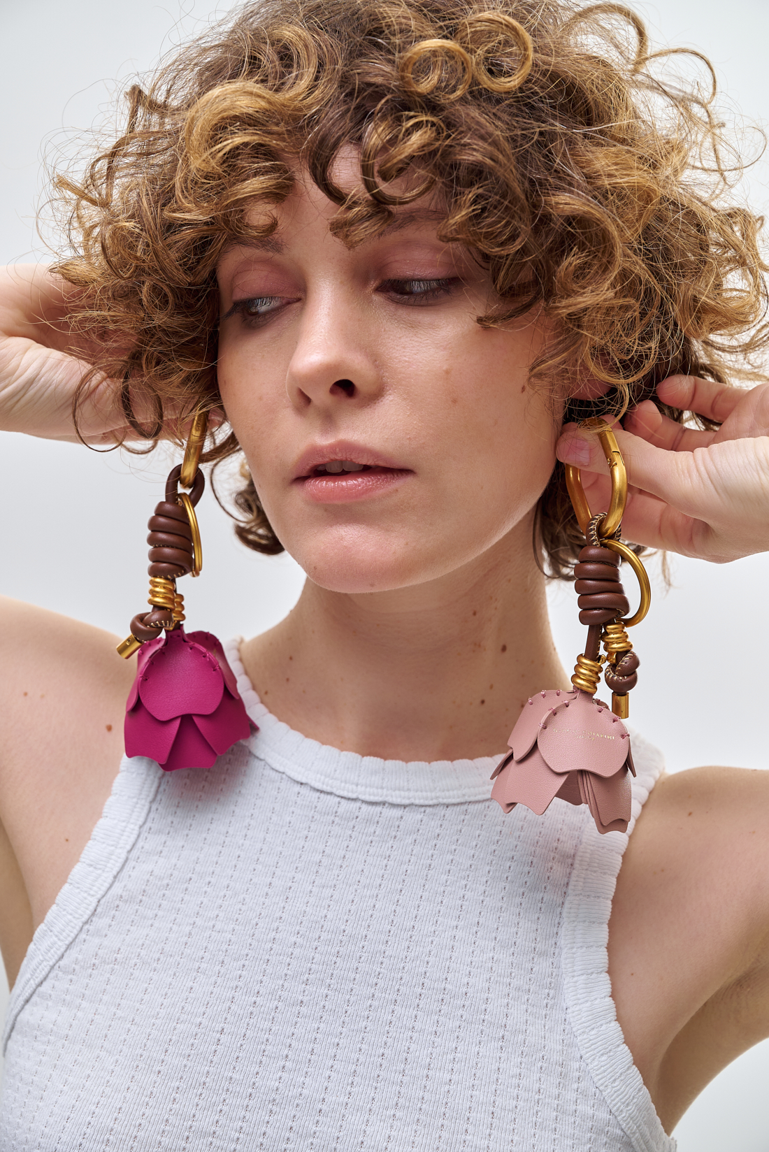 GIANNI CHIARINI Подвеска-брелок на сумку «Цветок» оттенка фуксия