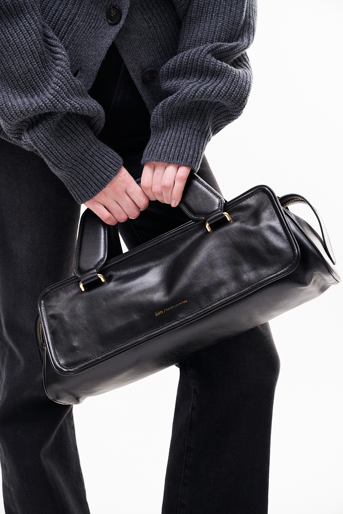 AIM Сумка OLIVIA из премиальной мягкой телячьей кожи черного цвета с полуглянцевым покрытием