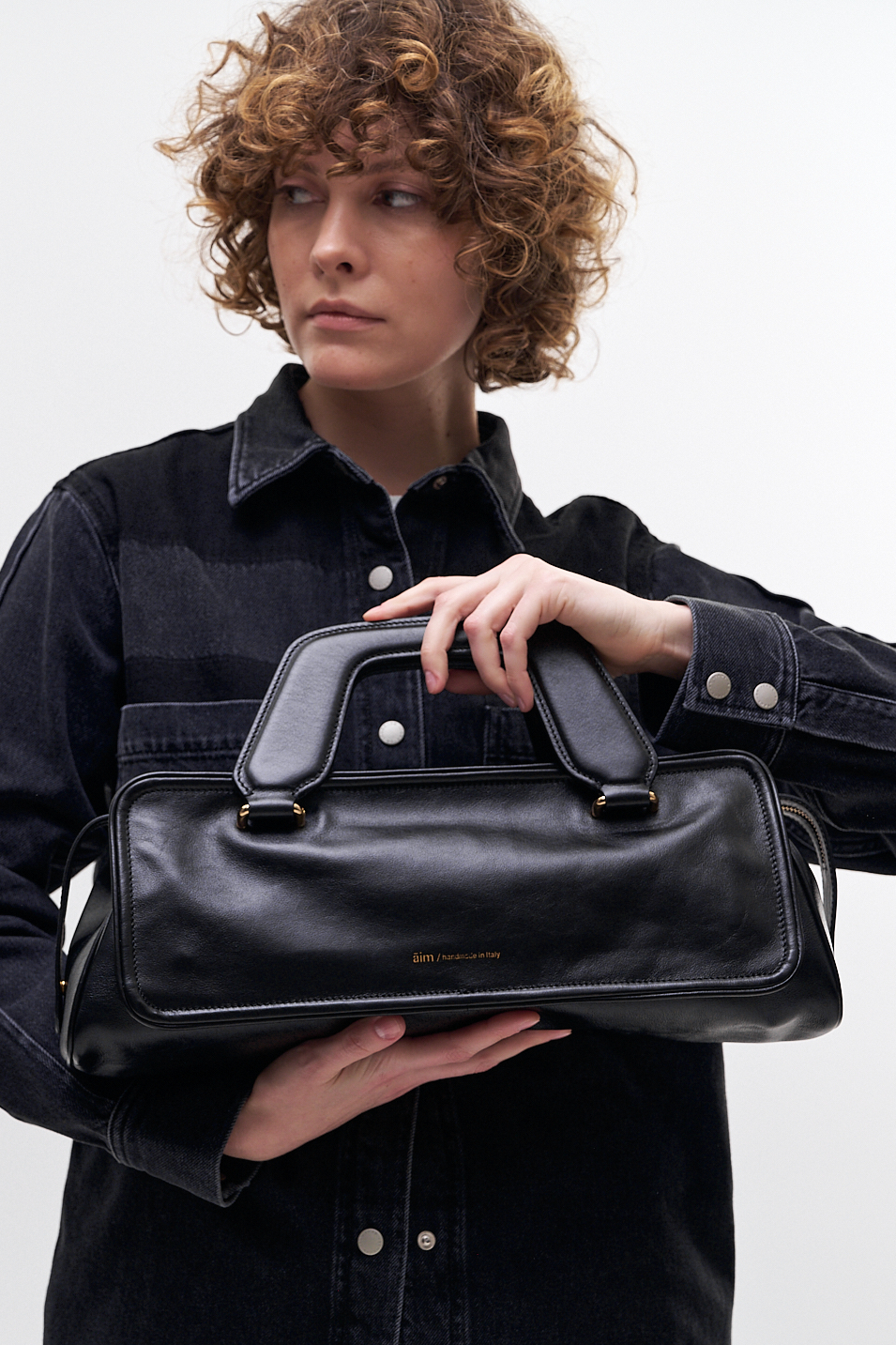 AIM Сумка OLIVIA из премиальной мягкой телячьей кожи черного цвета с полуглянцевым покрытием