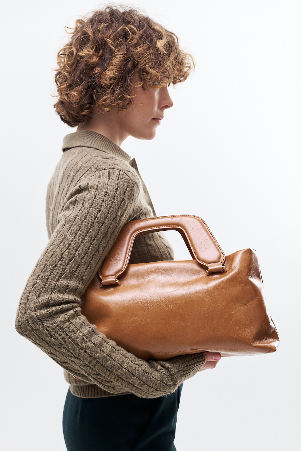 AIM Сумка ALICE large из премиальной кожи фактуры crinkle оттенка карамели