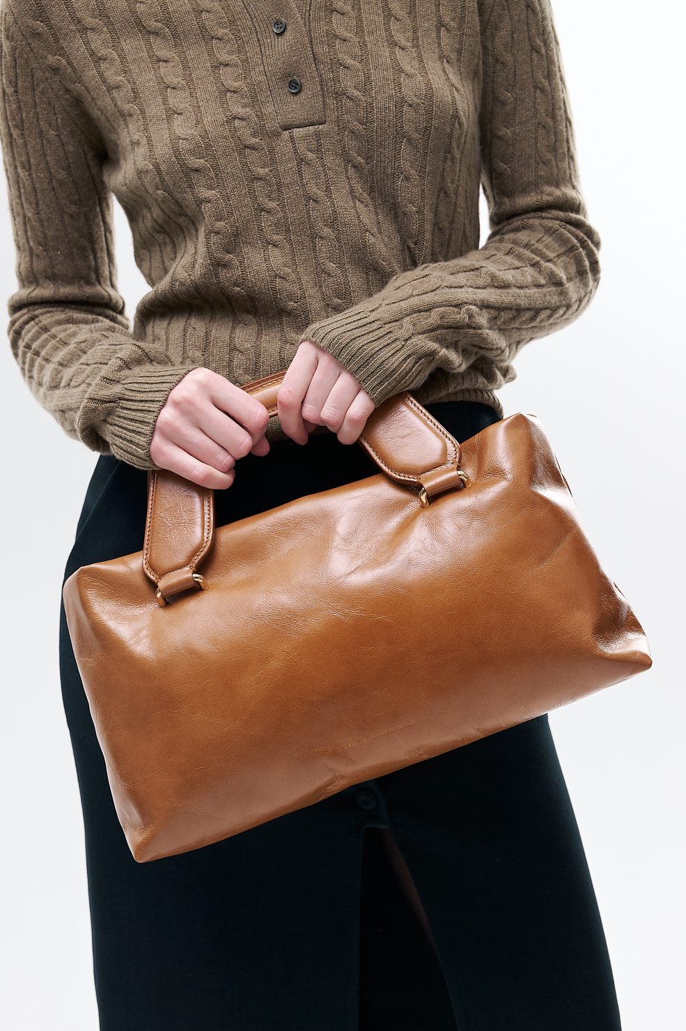 AIM Сумка ALICE large из премиальной кожи фактуры crinkle оттенка карамели