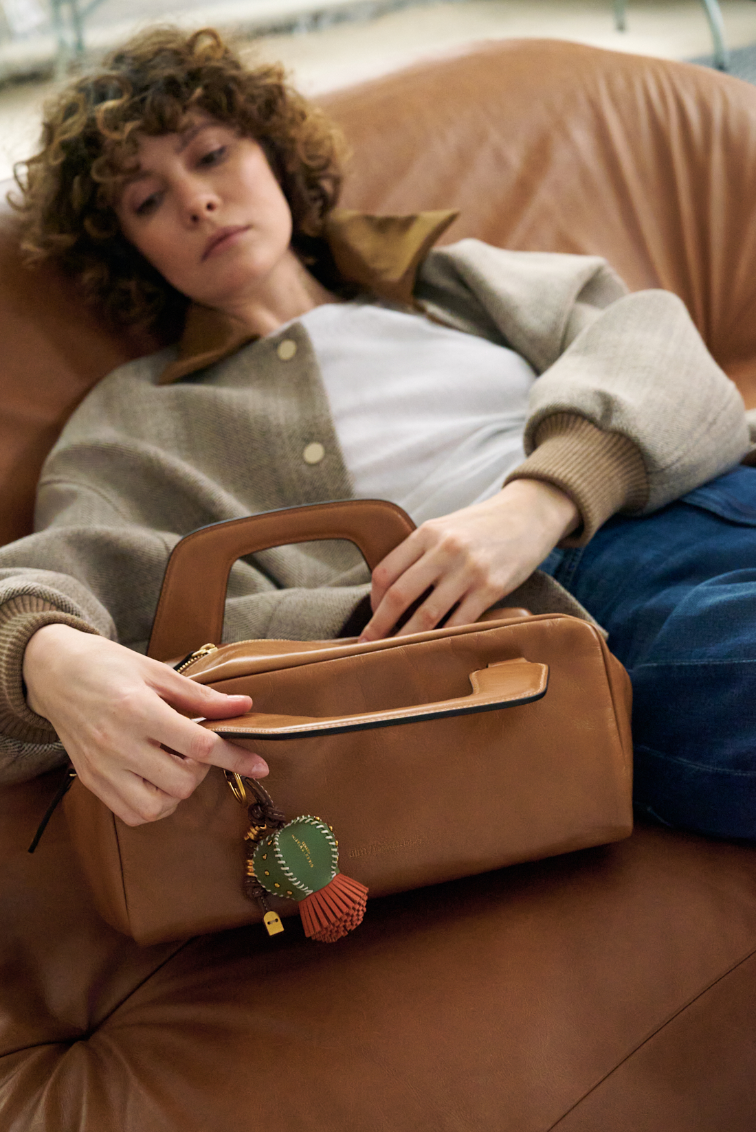 Āim Сумка BONNIE прямоугольной формы из премиальной кожи фактуры crinkle в оттенке карамели