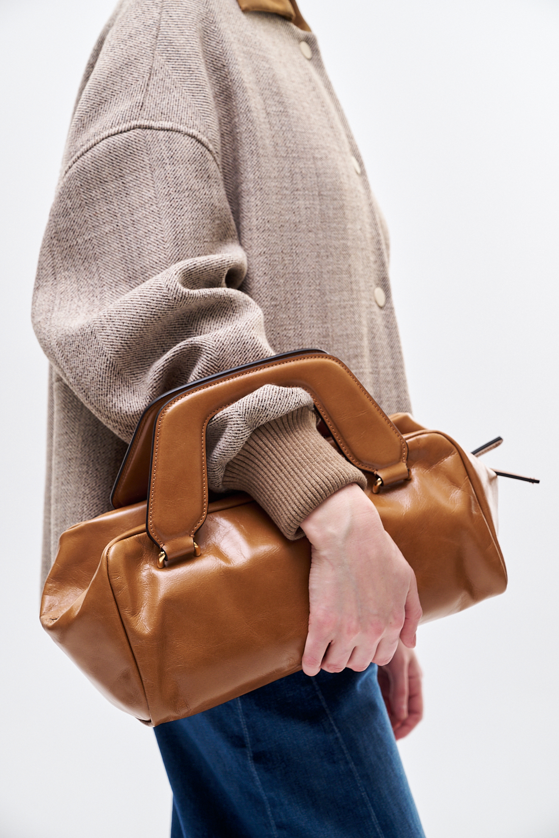 Āim Сумка BONNIE прямоугольной формы из премиальной кожи фактуры crinkle в оттенке карамели