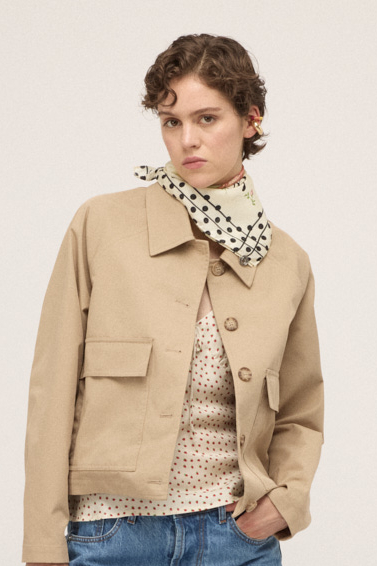 OTTOD'AME Короткий тренчкот из габардина с накладными карманами песочного оттенка