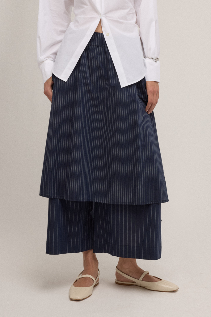 OTTOD'AME Брюки-кюлоты архитектурной формы с накладной юбкой из хлопка в полоску