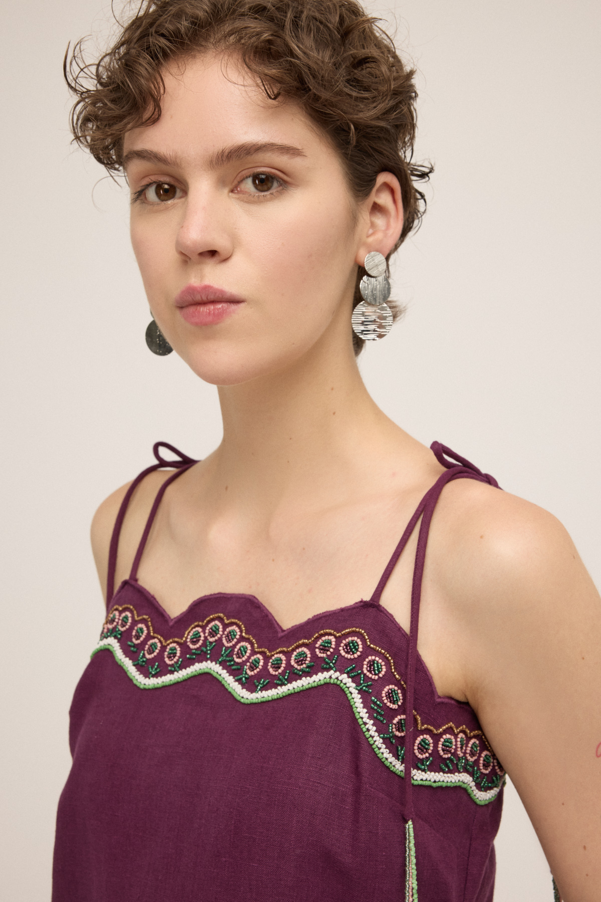 OTTOD'AME Платье мини из органического льна оттенка сливы с вышивкой бисером ручной работы