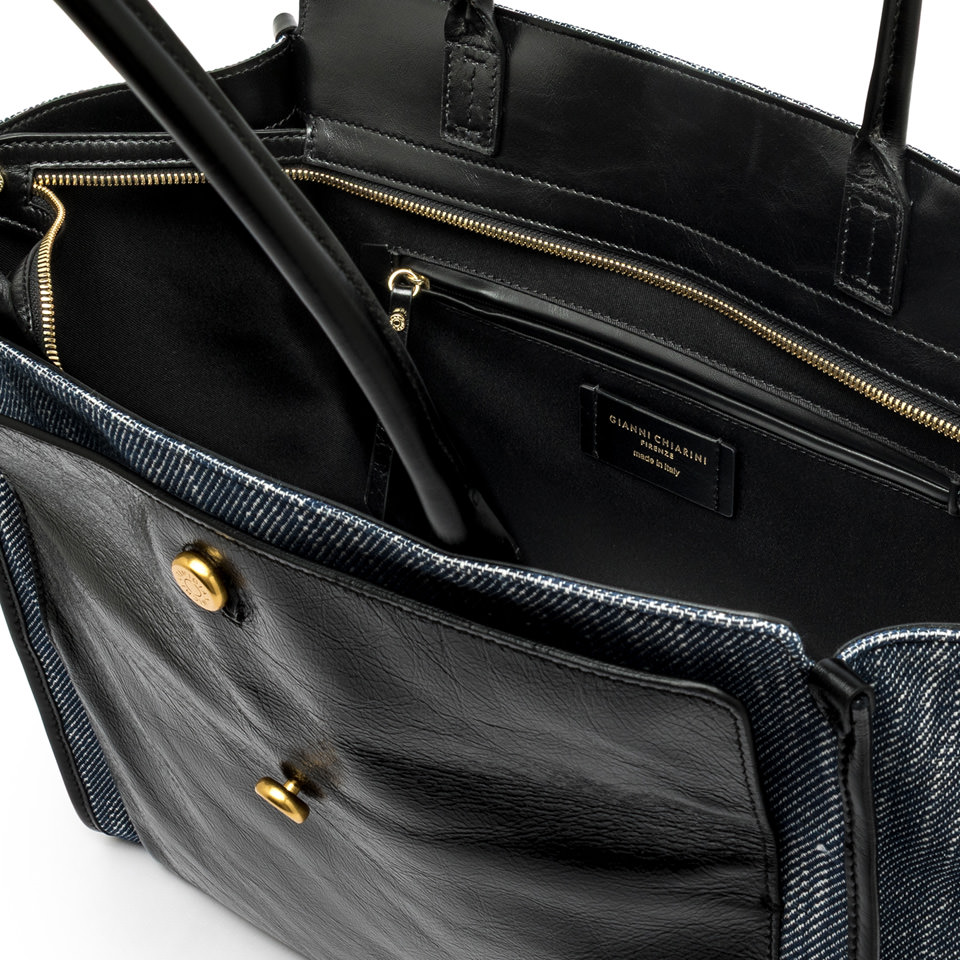 GIANNI CHIARINI Сумка CHER big из денима с накладным карманом из лаковой кожи