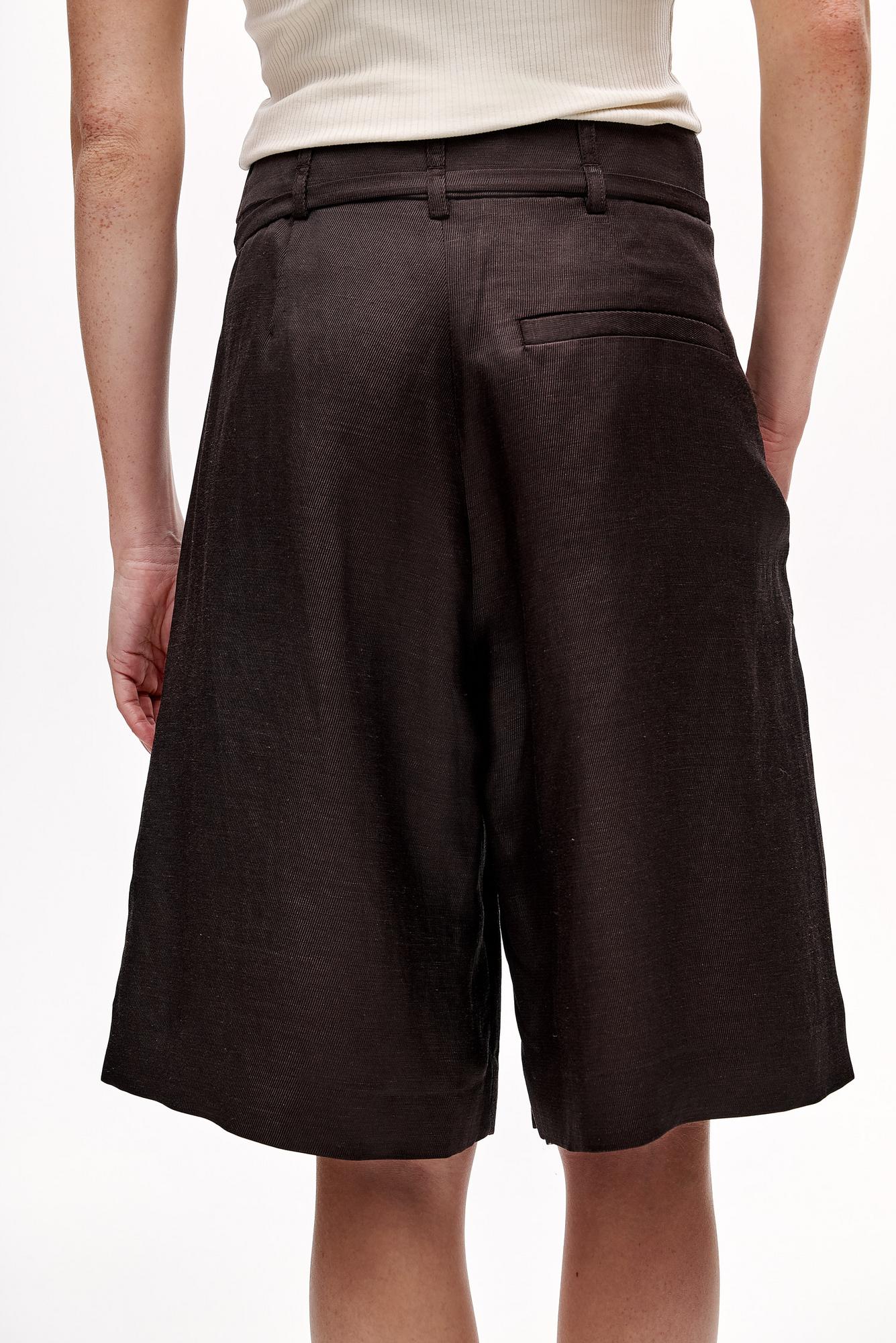 TELA Бермуды FLAV с защипами из бленда льна и вискозы оттенка шоколада