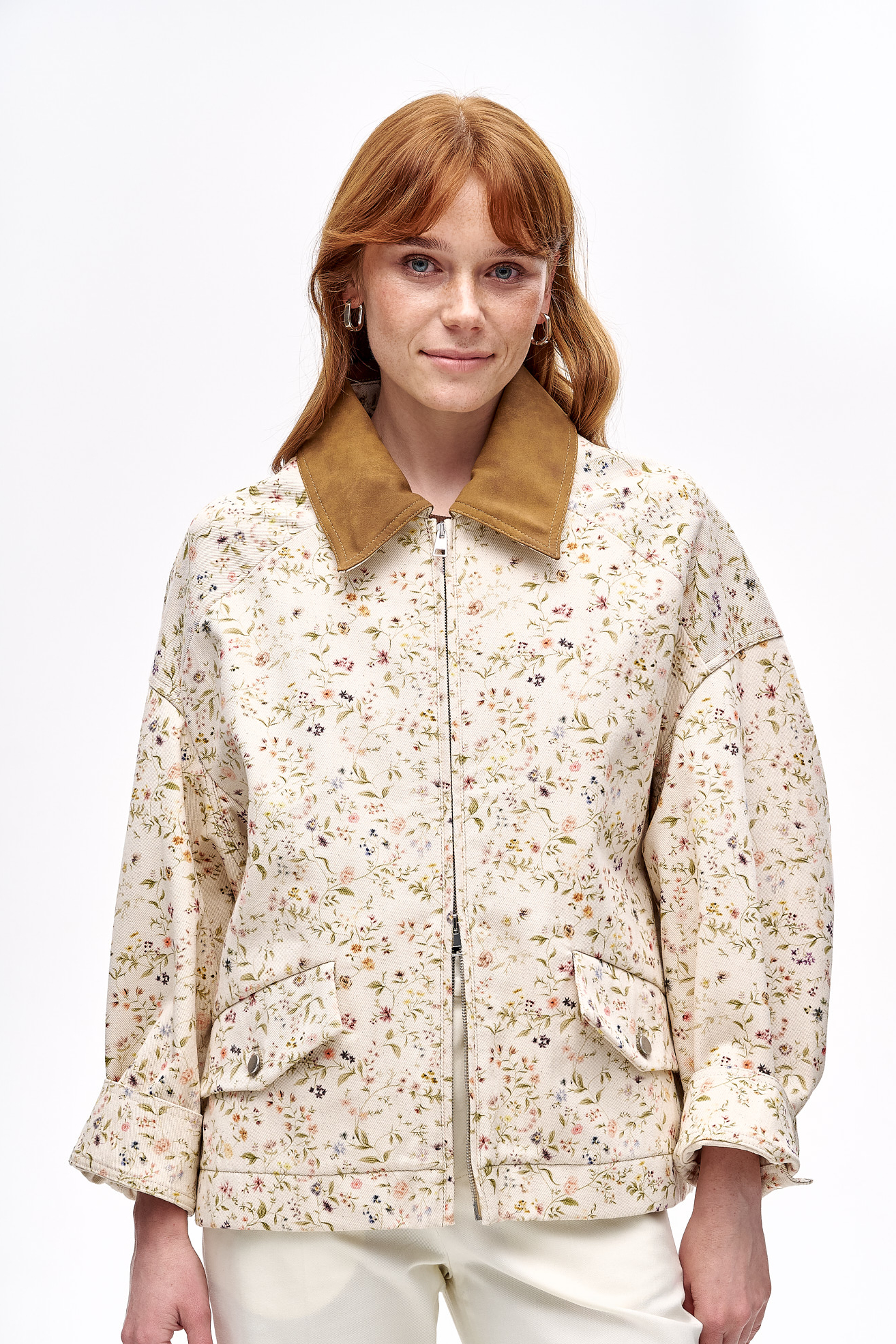 TELA Бомбер BUBBLE из органического хлопка с цветочными принтом и контрастным воротничком