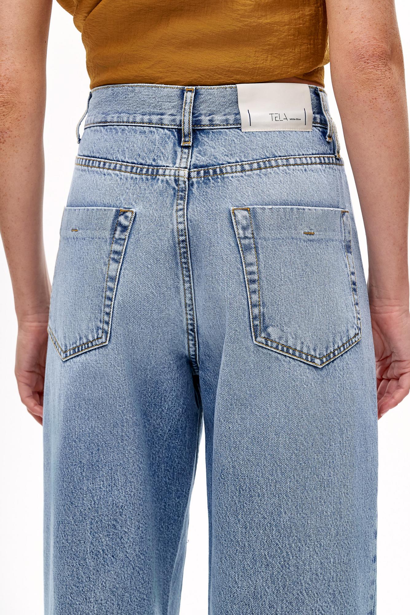 TELA Джинсы BRANDON с акцентным диагональным швом из стиранного денима
