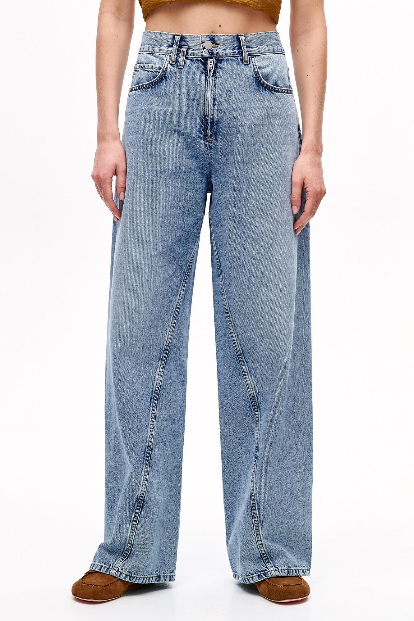 TELA Джинсы BRANDON с акцентным диагональным швом из стиранного денима