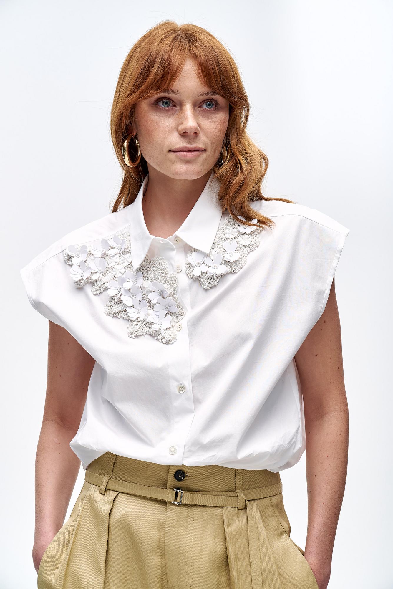 TELA Рубашка PURA из белоснежного поплина с цветочной вышивкой бисером и пайетками