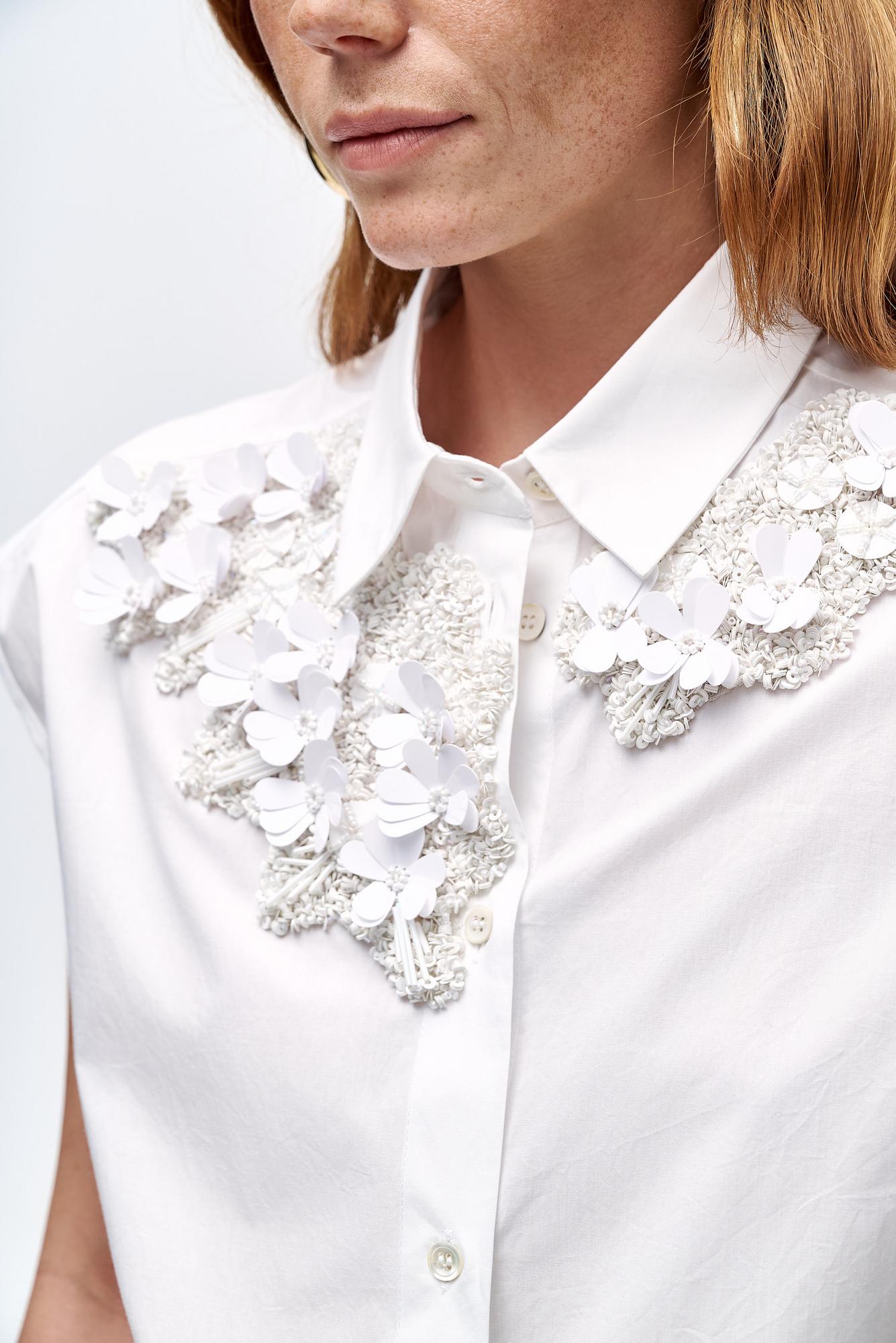 TELA Рубашка PURA из белоснежного поплина с цветочной вышивкой бисером и пайетками
