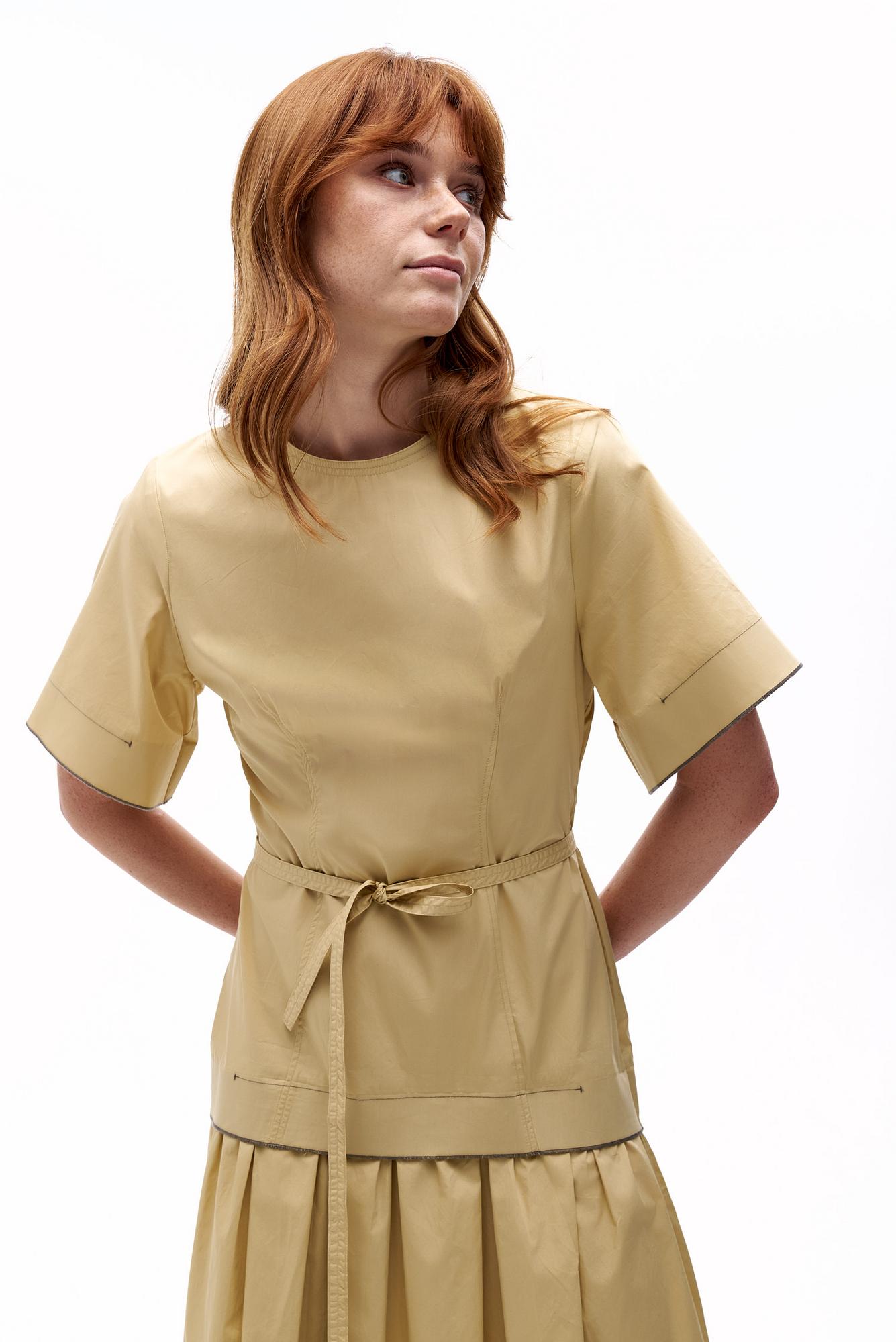 TELA Платье LOST со струящейся юбкой в склады из поплина оттенка кунжута