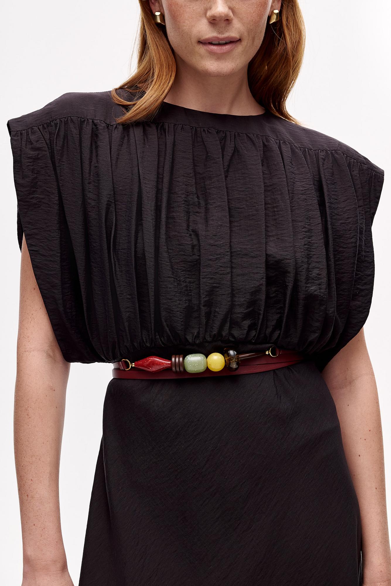 TELA Платье VEGA с завышенной линией талии и мягкой линией плеча из жатого тенселя оттенка эспрессо