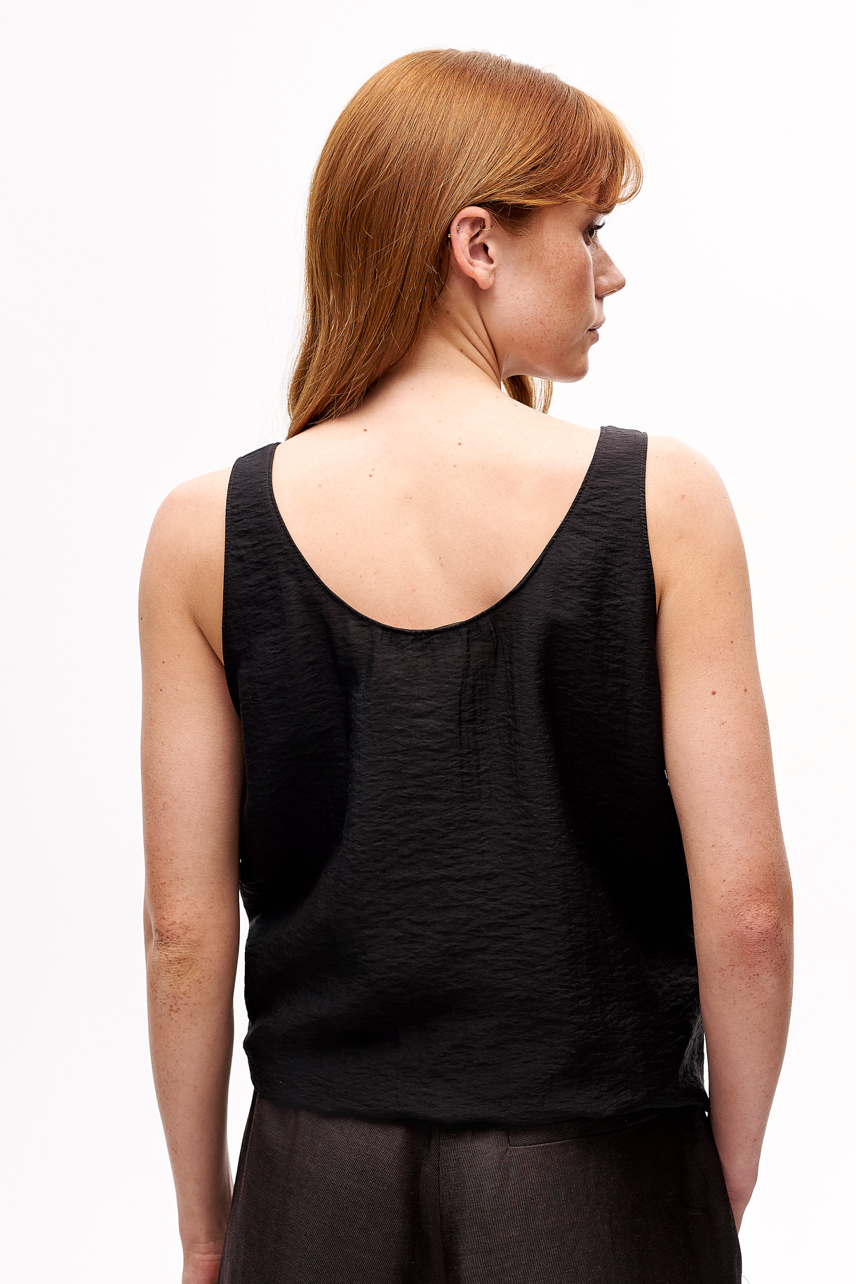 TELA Майка NIMES на широких бретелях из жатого тенселя оттенка эспрессо