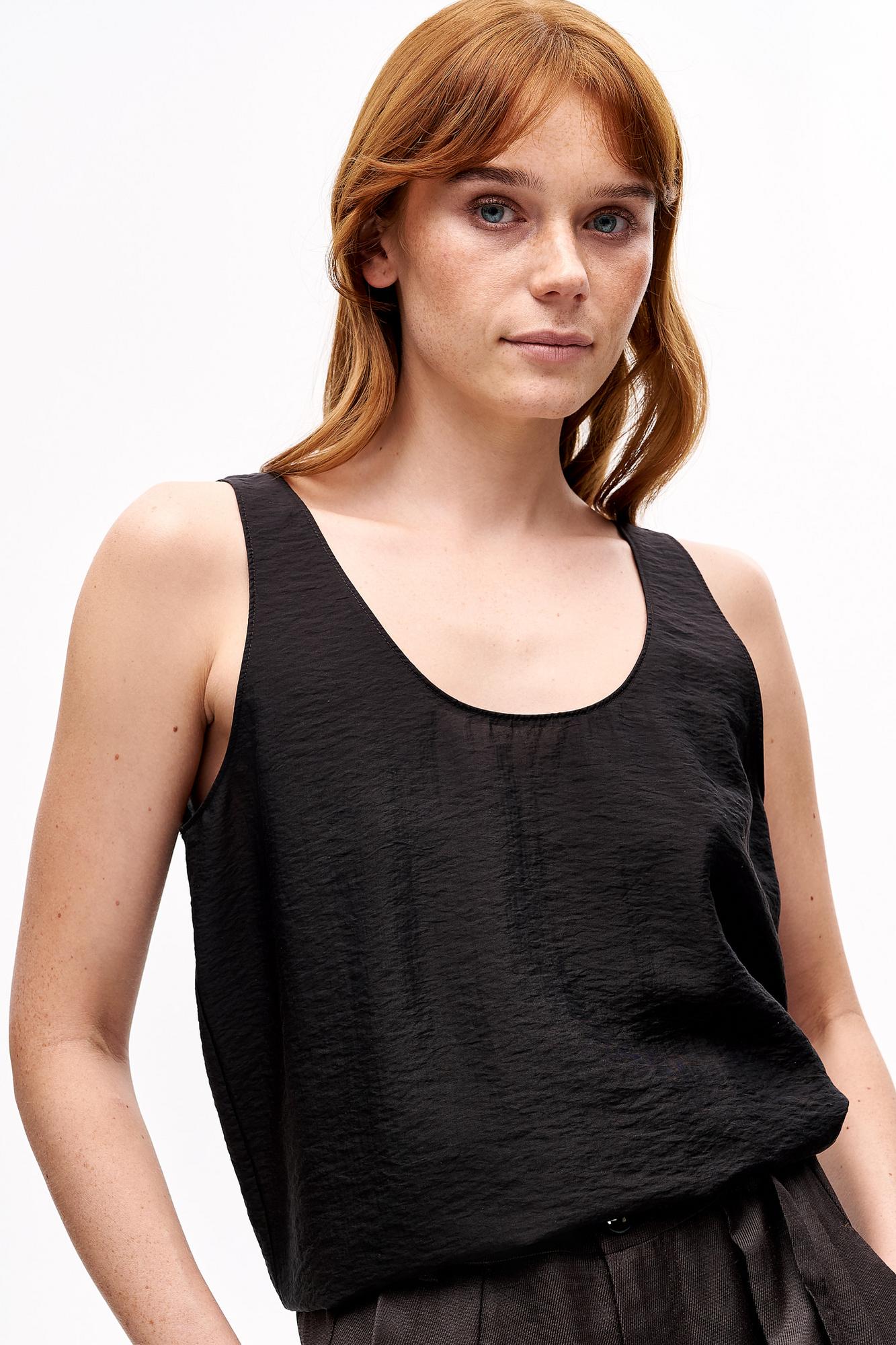 TELA Майка NIMES на широких бретелях из жатого тенселя оттенка эспрессо