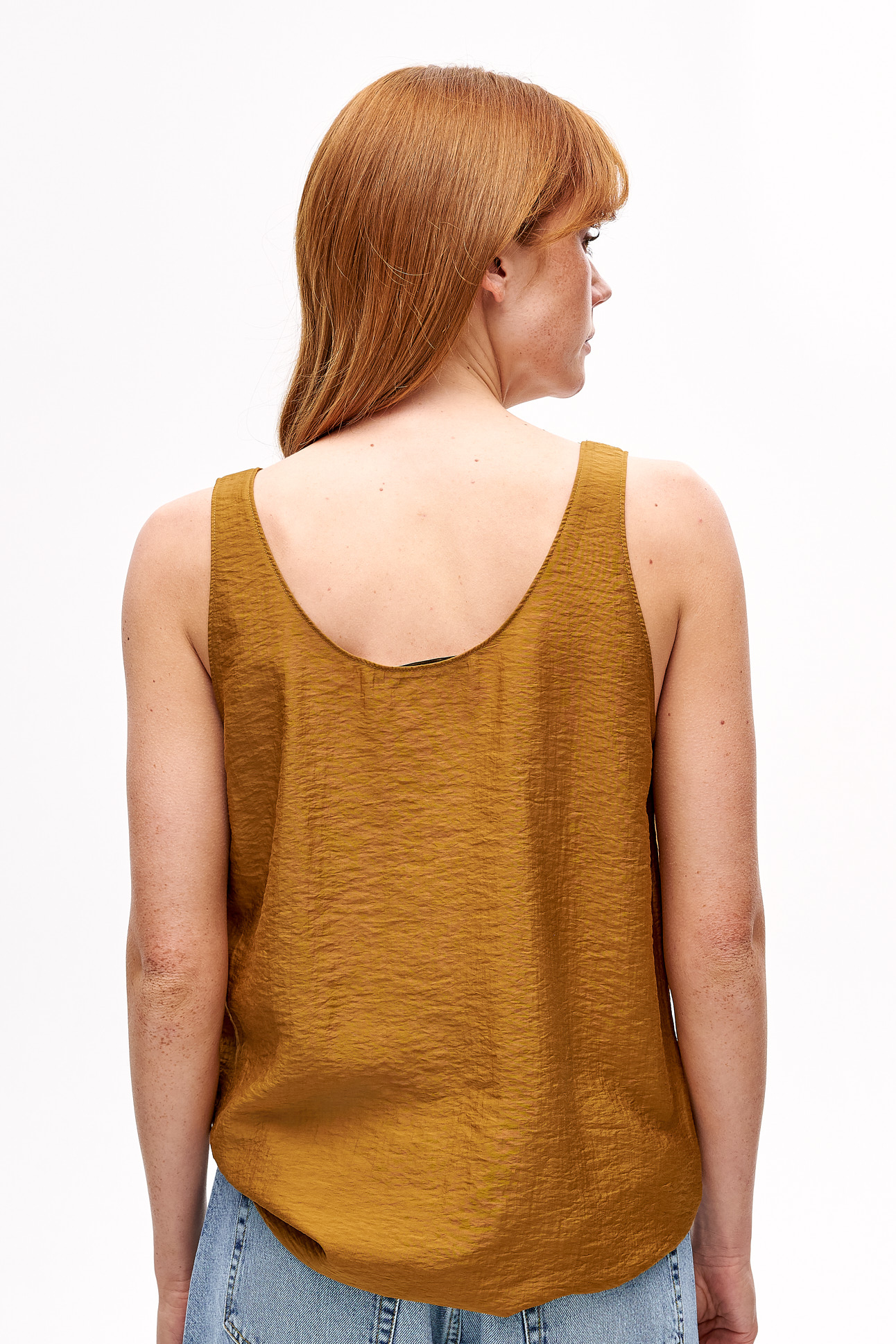 TELA Майка NIMES на широких бретелях из жатого тенселя оттенка кунжута