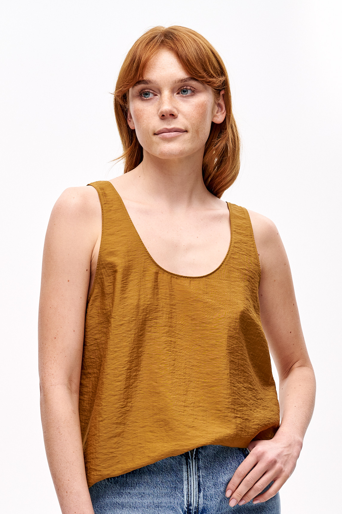 TELA Майка NIMES на широких бретелях из жатого тенселя оттенка кунжута