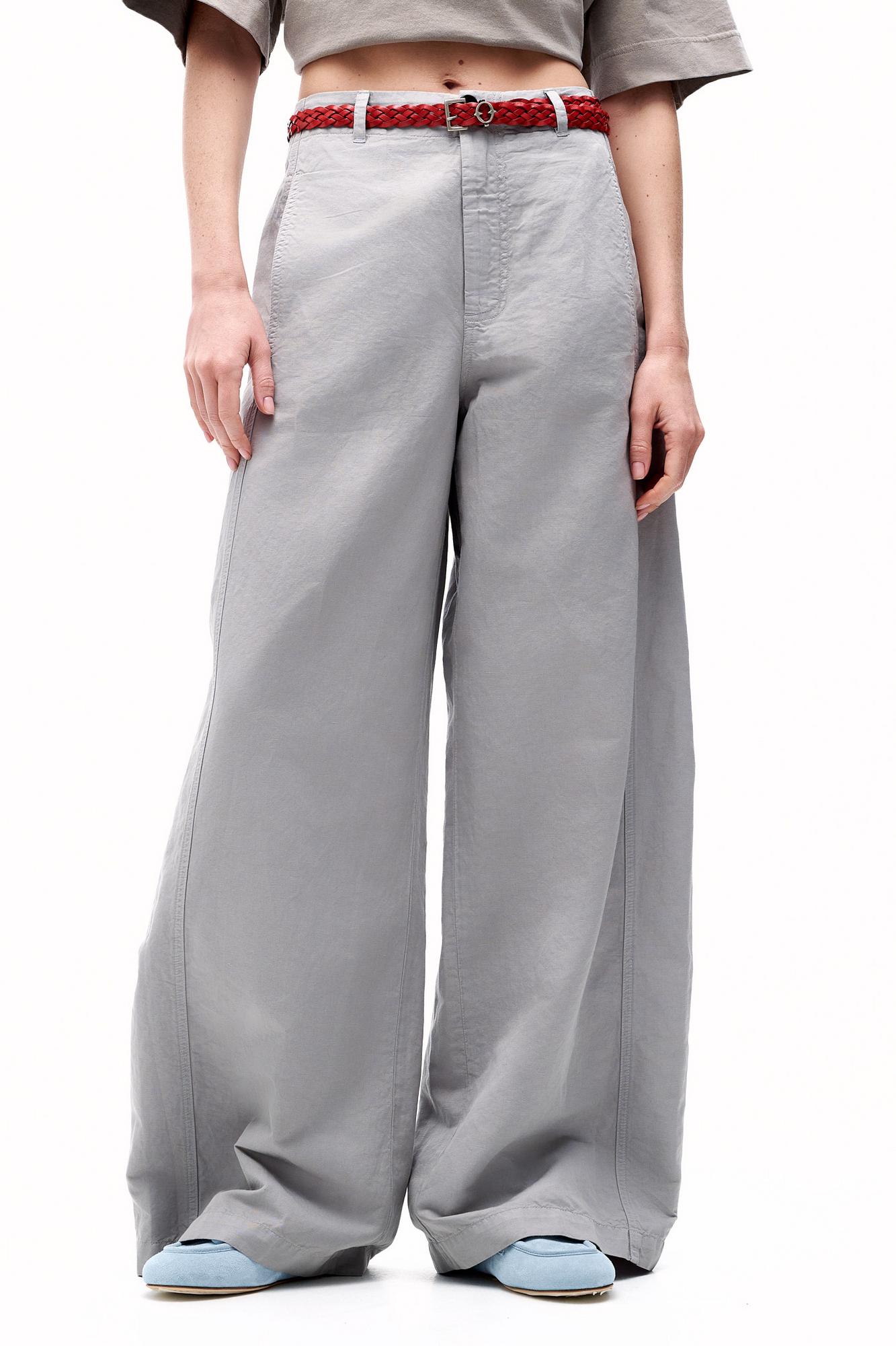 TELA Брюки VANDA из бленда хлопка со льном серо-жемчужного оттенка