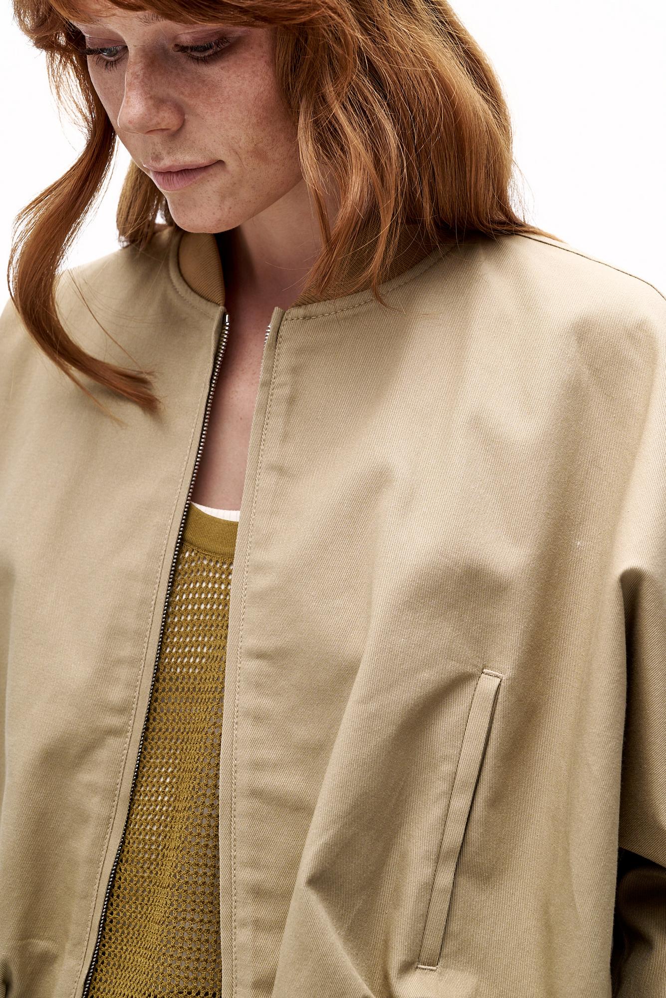 TELA Бомбер FERDI с асимметричной линией низа из габардина песочного оттенка